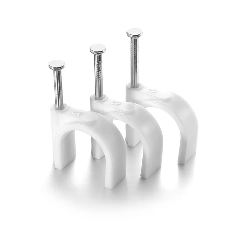 Como os clipes de cabos planos melhoram a eficiência do roteamento de cabos?